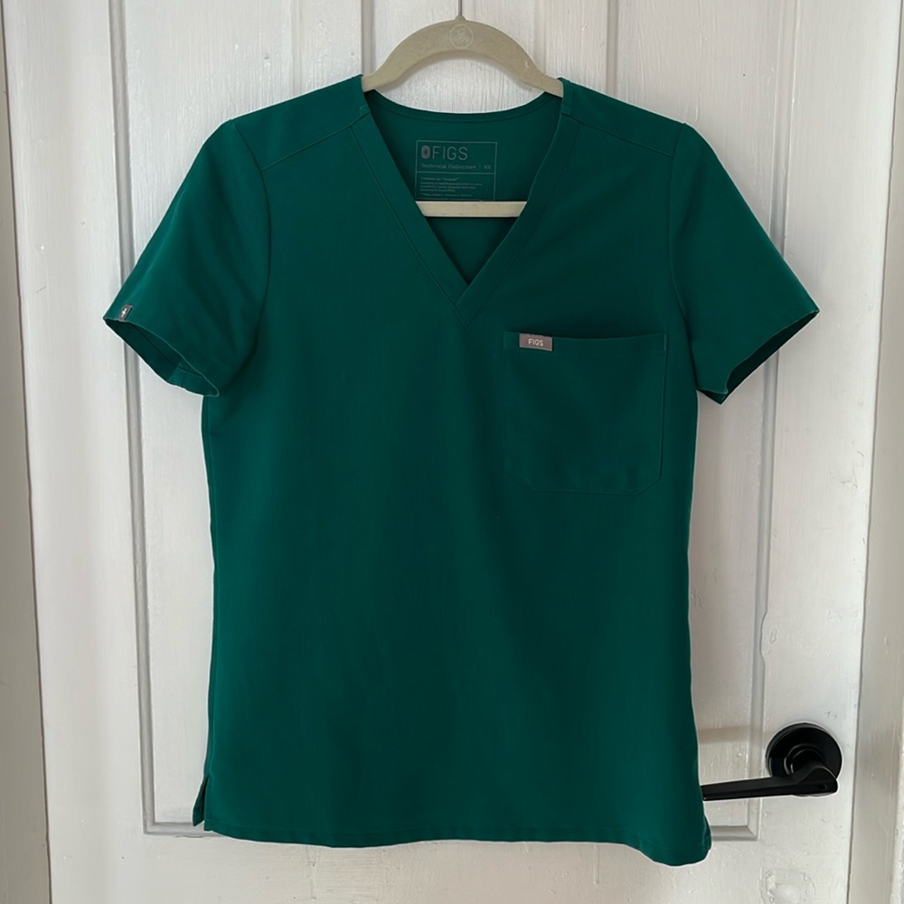 HUNTER GREEN FIGS SCRUB TOP